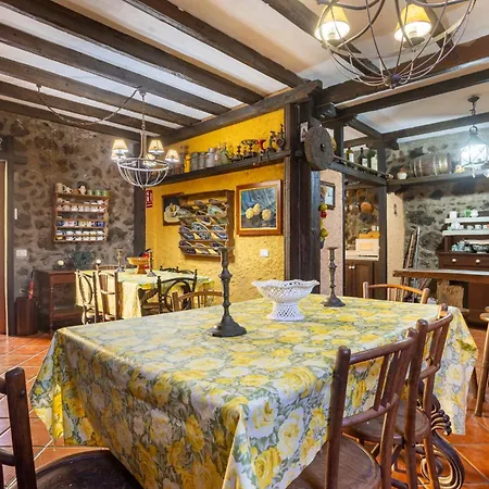 Home2book Traditional With Terrace & Pool Vakantiehuis *